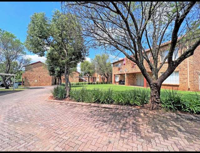 2 BEDROOM APARTMENT FOR SALE IN WILGEHEUWEL